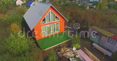 村庄里的橙色房子。 空中飞行